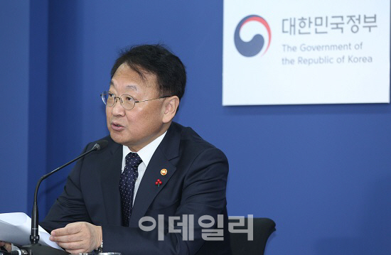 '앞이 안 보인다'…탄핵·대선 정국에 떠는 한국 경제