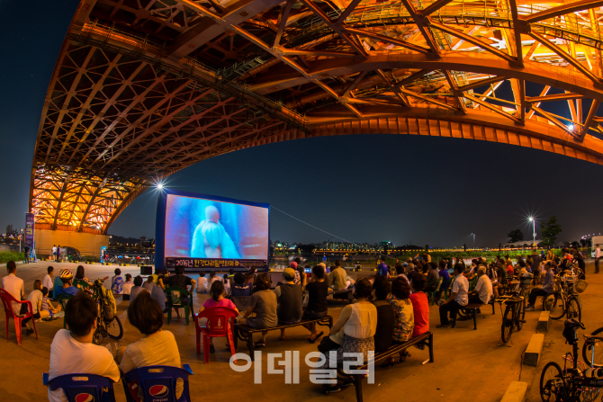 [포토] 한강몽땅 여름축제 사진展 - 우수상 '다리밑 영화제'