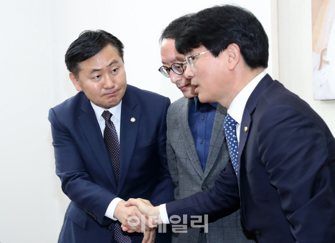 [포토]인사 나누는 여·야 3당 원내수석부대표