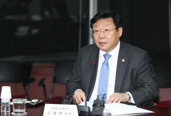 주형환 장관 "국내 정치상황에도 비즈니스엔 영향 없다"