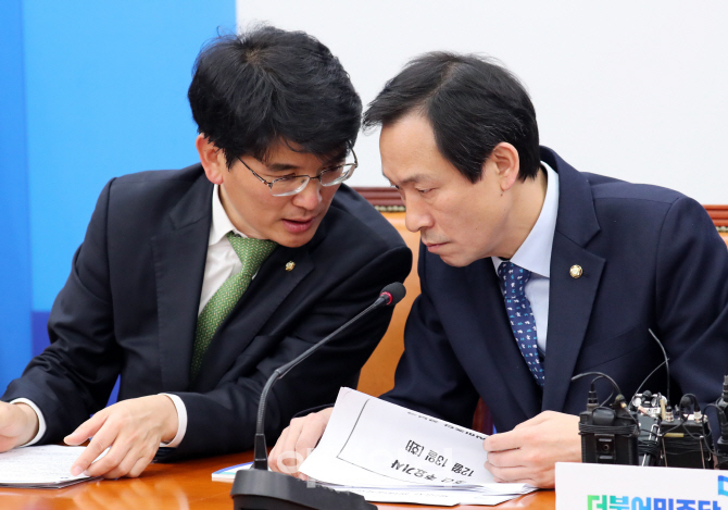 [포토]이야기 나누는 우상호-박완주