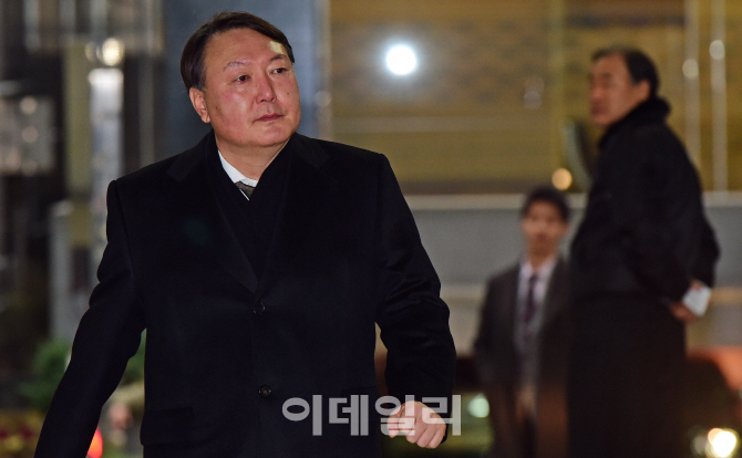 [포토]특검팀 출근하는 윤석열 수사팀장