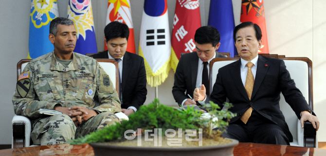 한민구 국방장관 "美 신정부, 한미동맹 현안에 우선적 관심갖길 희망"