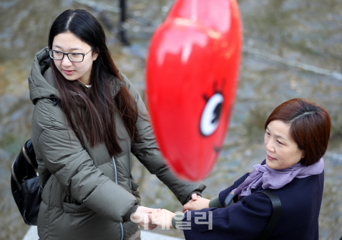 [포토]크리스마스 페스티벌, '엄마와 함께 찰칵!'