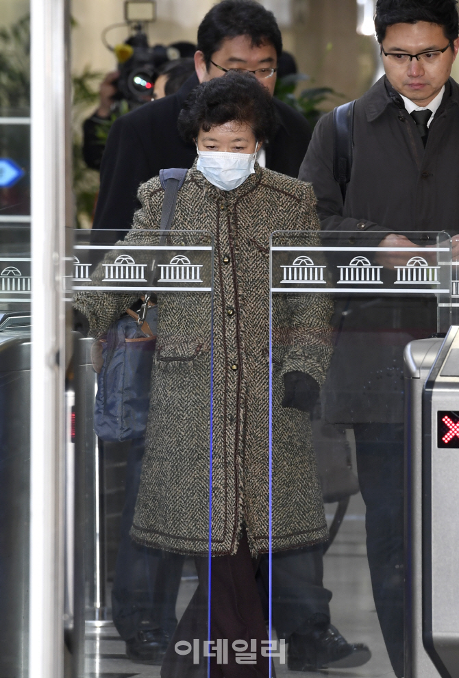 [포토]국회 들어서는 이임순 순천향대 의대교수
