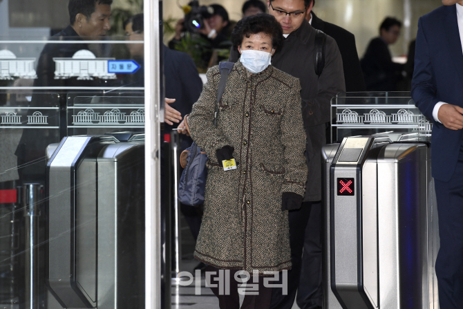 [포토]국회 들어서는 이임순 순천향대 의대교수!