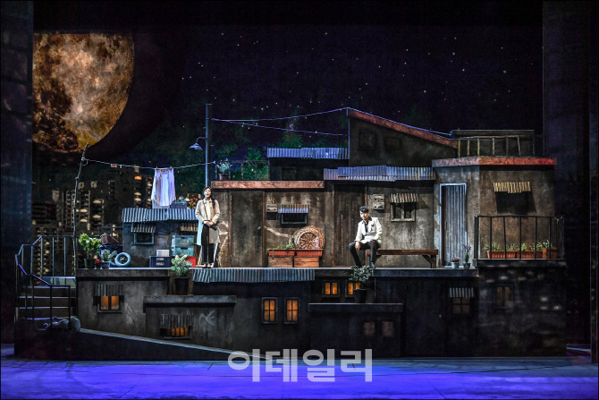 무대에 다시 뜬 '서울의 달'…아쉬움 남긴 초연