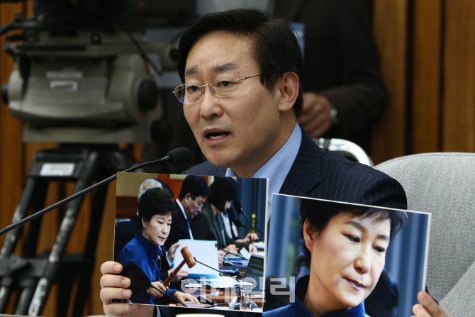 [포토]'제 3차 청문회', 필러 시술 의혹에 관해 질의하는 박범계 간사