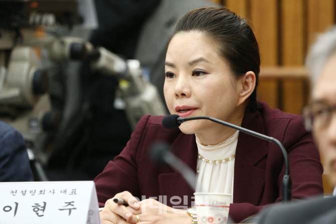 [포토]'제 3차 청문회', 관련 질의에 답변하는 이현주 컨설팅회사 대표