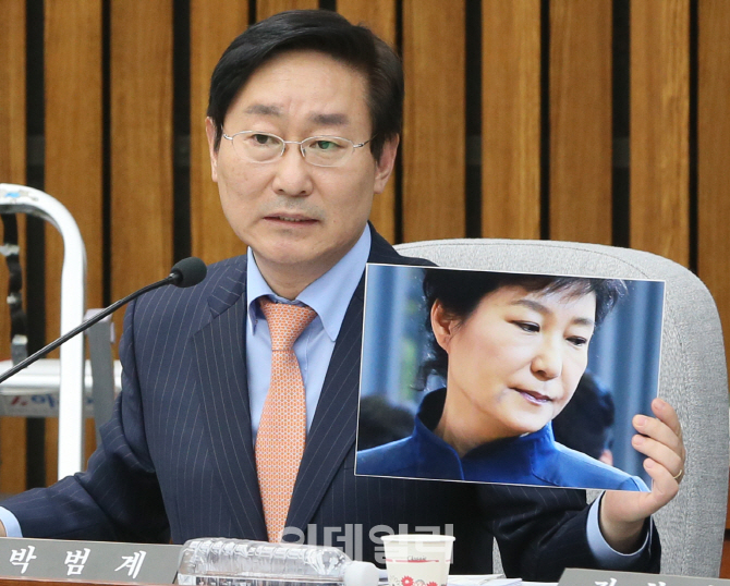 [포토]'제 3차 청문회', 대통령 사진을 들어 보이는 박범계 간사