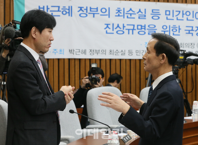 [포토]'제 3차 청문회', 하태경 간사와 얘기를 나누는 김장수 주중대사