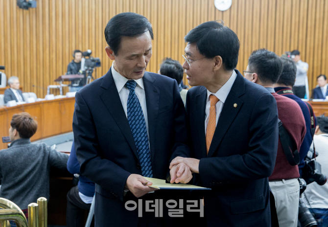 [포토]'제 3차 청문회', 최교일 의원과 대화를 나누는 김장수 전 국가안보실장