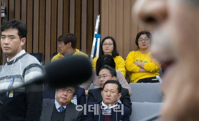 [포토]'제 3차 청문회', 증인의 입을 바라보는 세월호 가족들