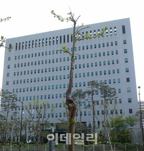 1억여원 받고 35억원 대출해준 공제회 前회장 구속기소