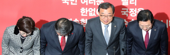 이정현 “새술, 새부대에 담아야”…지도부 총사퇴(종합)