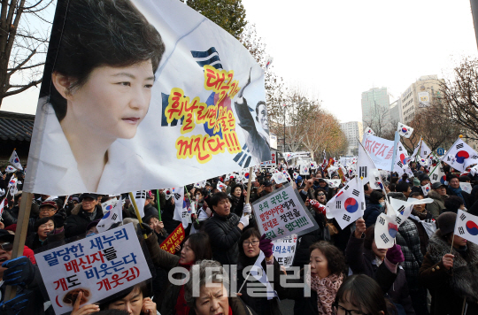 보수단체들, 헌재·정부청사 앞 '맞불집회'…"탄핵 무효"(종합)