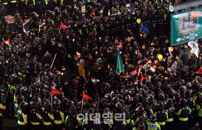 [포토]제8차 촛불집회, '의경에 둘러싸인 시민들'