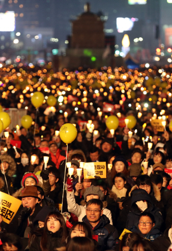 "탄핵이 성탄선물" Vs "억지 탄핵 무효"…헌재 앞 엇갈린 함성