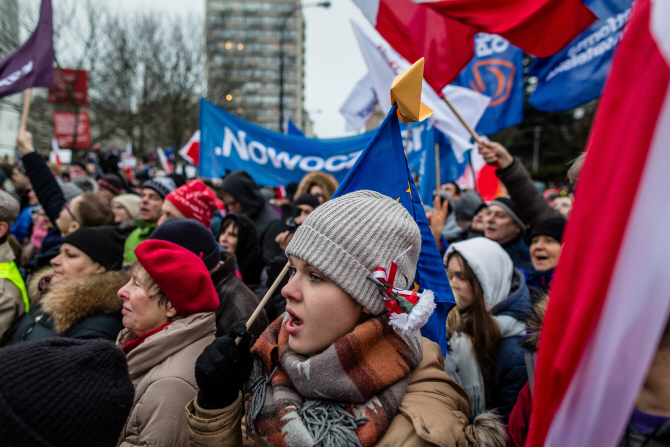 폴란드서 언론 규제 반대 시위 열려