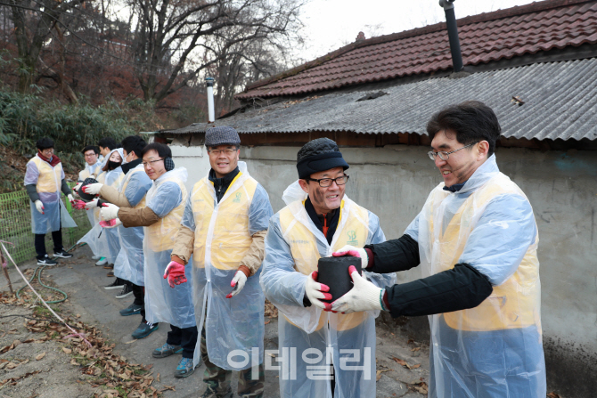 [포토]연탄나눔 봉사활동 중인 이순우 저축은행중앙회장