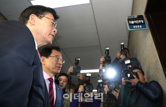 [포토]정우택, 사전협의 없이 민주당 찾았다 '문전박대'