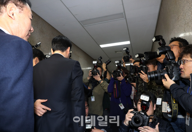 [포토]정우택, 사전협의 없이 민주당 찾았다 '문전박대!'