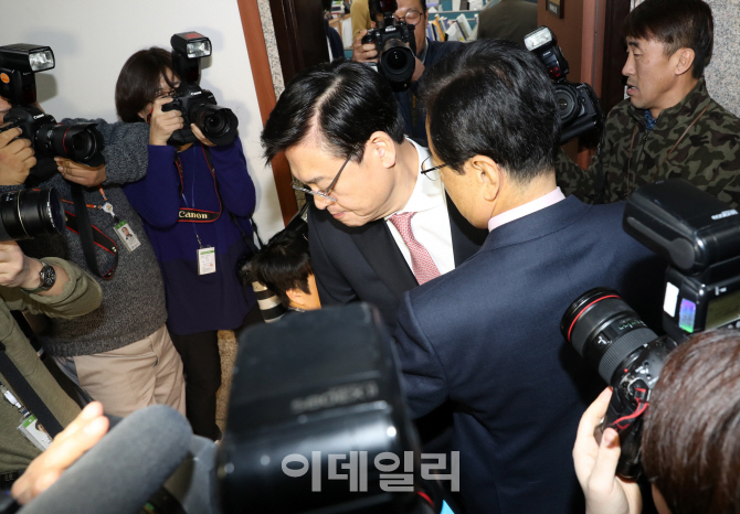 [포토]문전박대 당하는 정우택 새누리당 신임 원내대표
