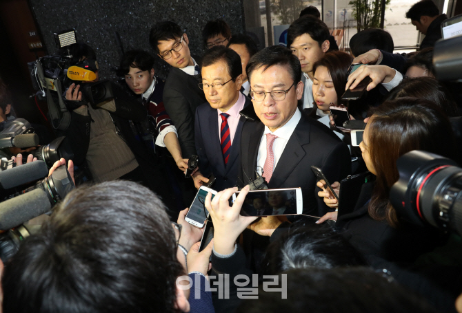 [포토]'인터뷰하는 정우택 새누리당 신임 원내대표'