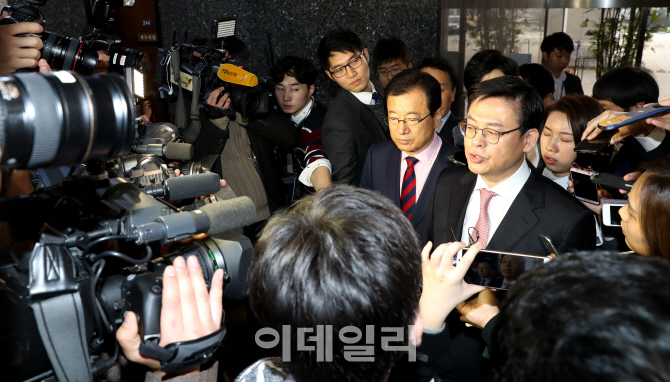 [포토]인터뷰하는 정우택 새누리당 신임 원내대표