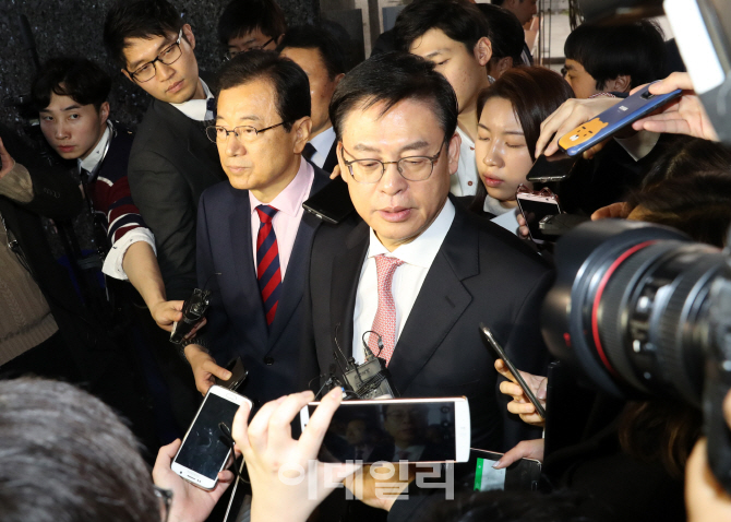 [포토]인터뷰하는 정우택 신임 원내대표