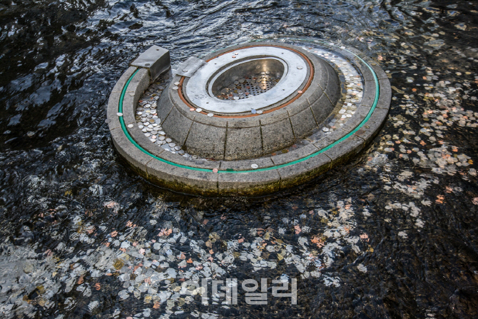 청계천 '행운의 동전', 서울시민 이름으로 장학금 기부