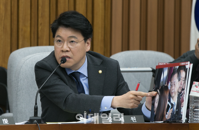 [포토]우병우 전 민정수석에게 질의하는 장제원 의원