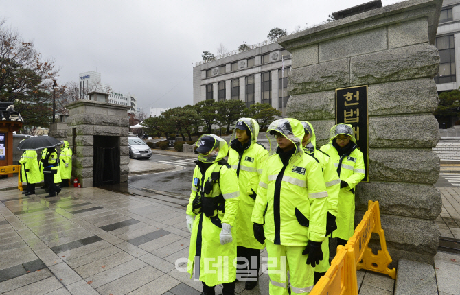 [포토]대통령 탄핵심판 첫 준비기일, 경계 강화된 헌재