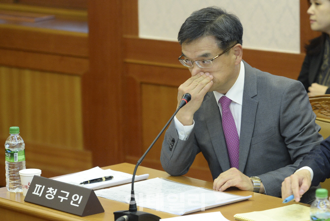 [포토]'대통령 탄핵심판 사건 첫 준비절차 기일' 시작 기다리는 이중환 변호사