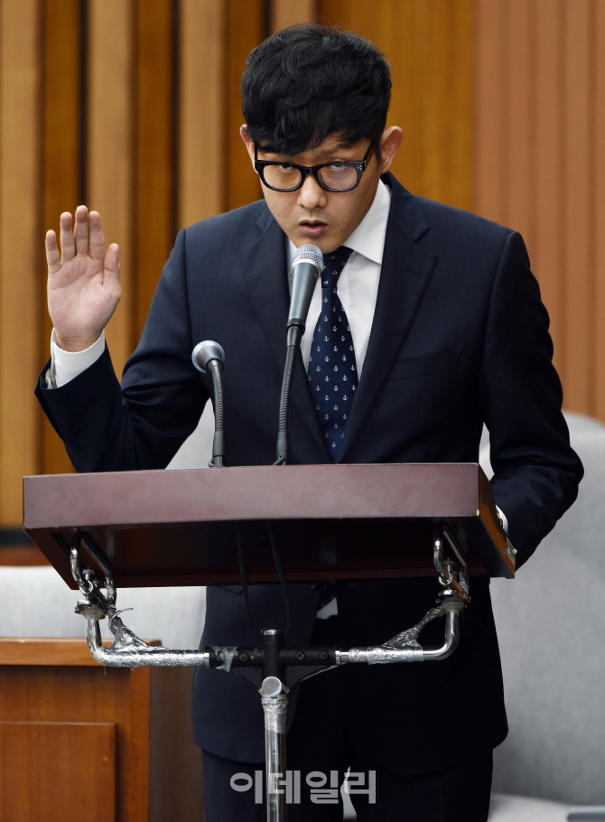 [포토]'증인선서하는 박헌영 K스포츠재단 과장!'