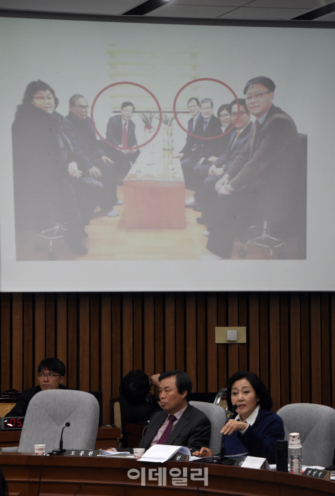 [포토]박영선 의원, '이완영·우병우 지인 모임' 제보사진 공개