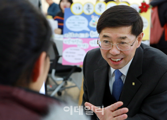 [포토] 고교생 상담해주는 상명대 구기헌 총장