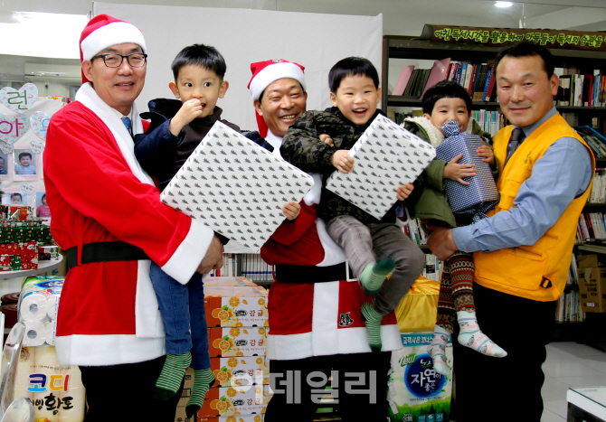 [포토] 산타가 되어 나누는 사랑 -농협상호금융