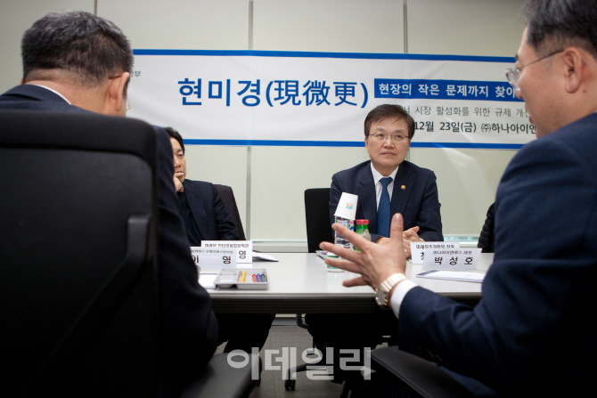 [포토]최양희 미래창조과학부 장관, 전자문서 산업현장 방문-3