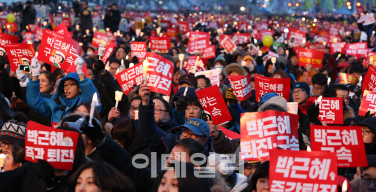 성탄 전야 55만 촛불, 청와대 포위 행진 시작