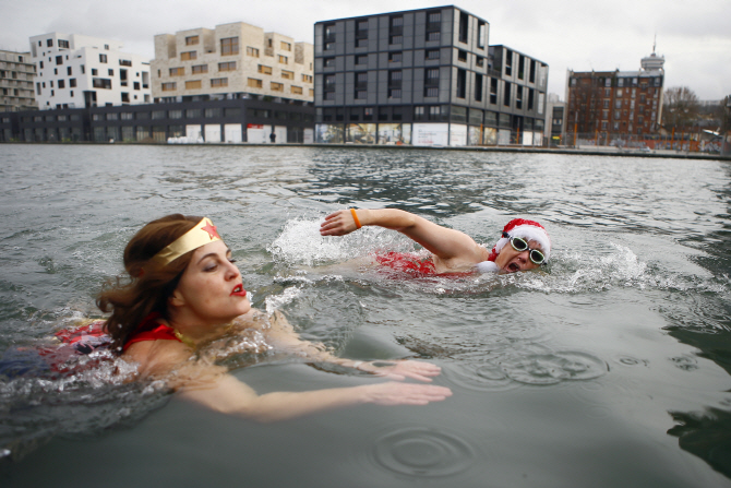  '크리스마스' 수영 함께해요                                                                                                                                                             