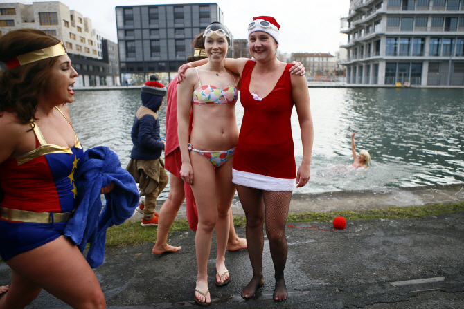  '크리스마스' 산타복 입고 수영                                                                                                                                                          