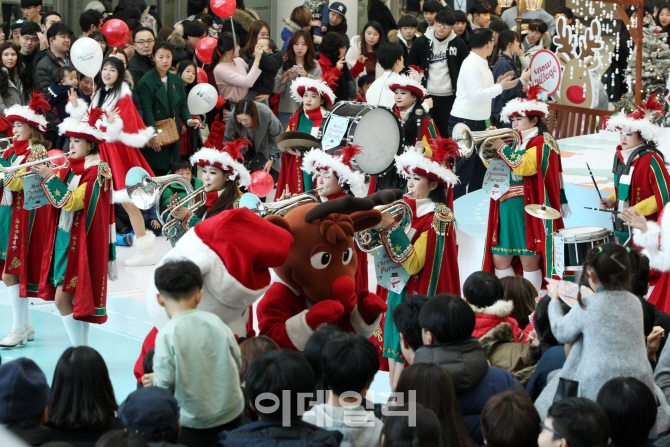 [포토]타임스퀘어가 선사하는 '메리 크리스마스 퍼레이드'