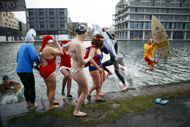  '크리스마스' 프랑스 파리, 수영 전 워밍업                                                                                                                                               