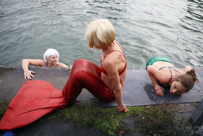 프랑스 파리, '크리스마스' 인어 의상 '눈길'                                                                                                                                          