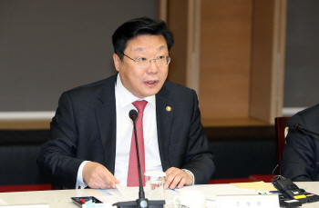 가스요금 인상 걱정에 입 닫은 주형환 장관