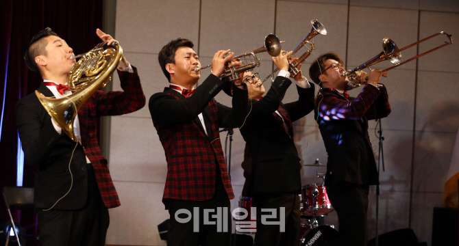 [포토]고생하신 환경미화원들을 위해 퍼니밴드의 축하공연