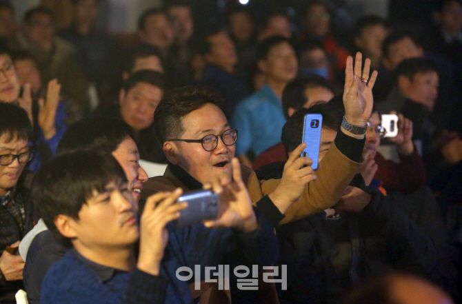 [포토]흥이 나는 '종로 환경미화원과 함께하는 직장배달 콘서트'