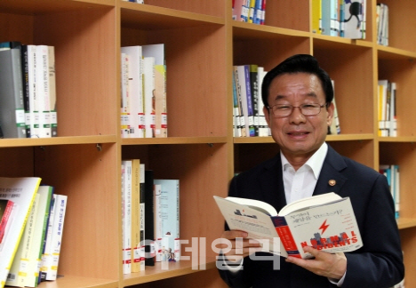 [2016명사의서가결산]③ 애독서로 본 명사의 '반전매력'