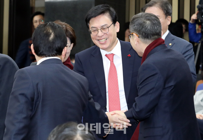[포토]인사 나누는 정우택 원내대표